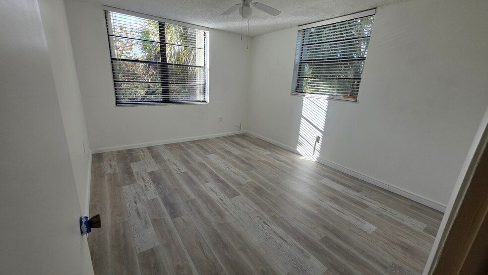 Building Photo - 10855 SW 112th Ave