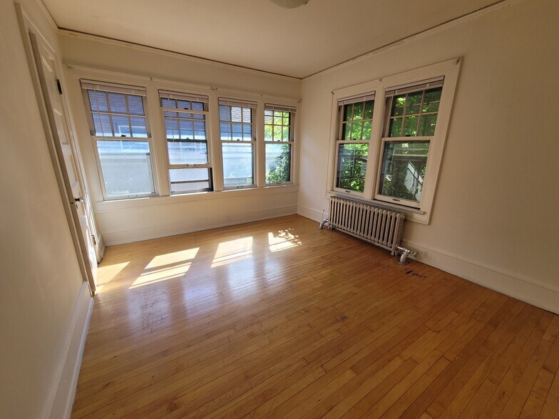 Building Photo - 2541 N Lake Dr