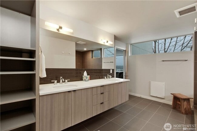 Building Photo - 4Bd/3.5Ba Seattle Home