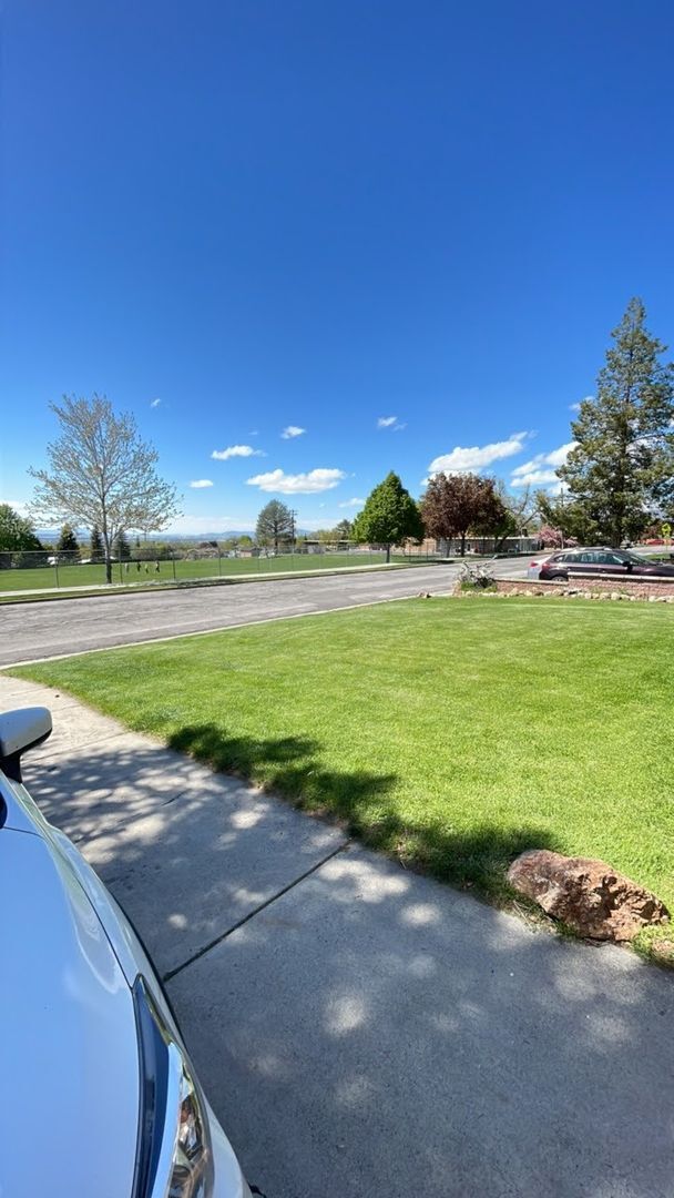 Building Photo - Beautiful 4-Bedroom Home in Desirable Holladay Neighborhood
