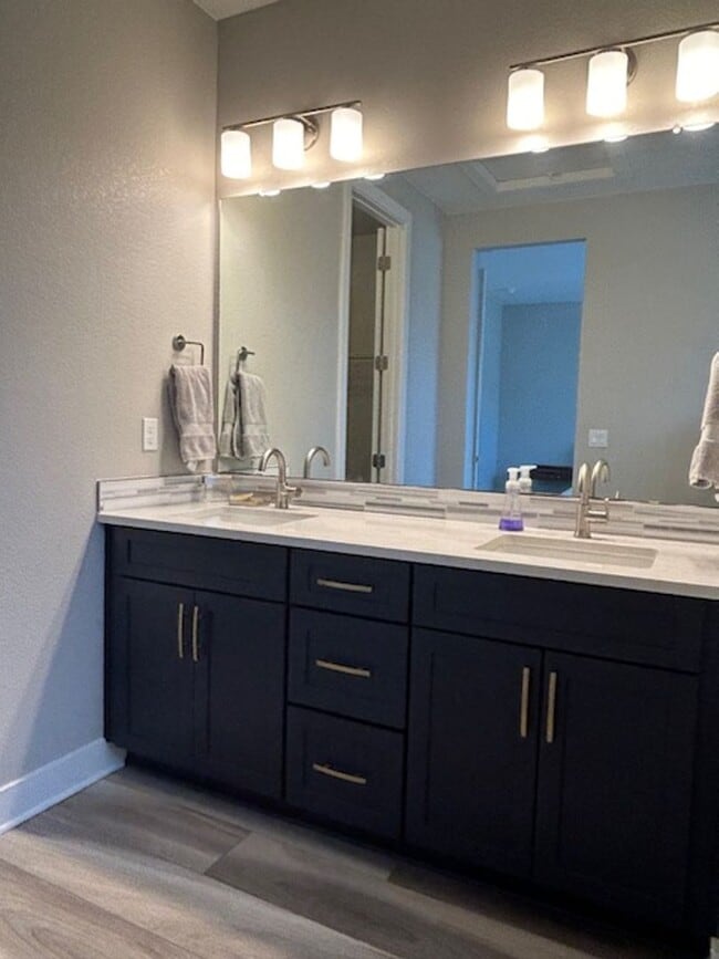 Building Photo - Beautiful 2 Bed + Office + 2.5 Bath home i...