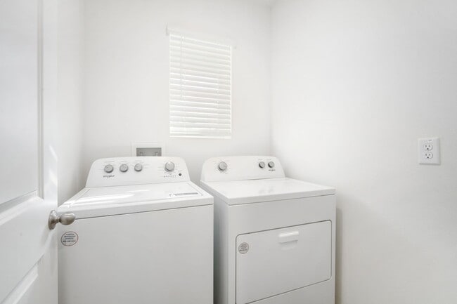 Building Photo - Charming 3/2 Home- Move In ready!