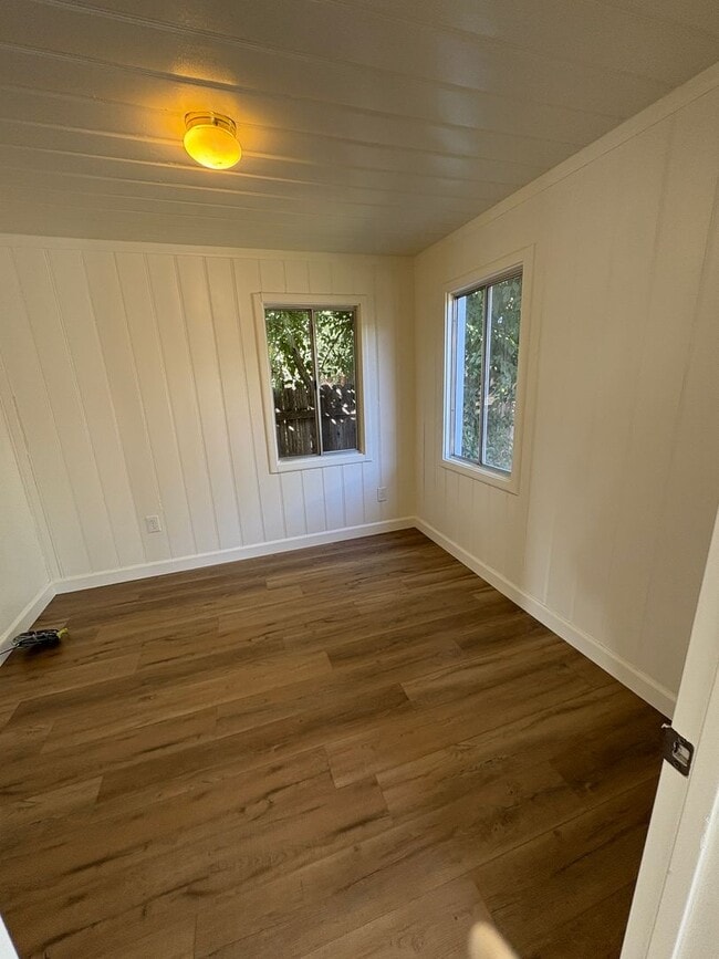 Building Photo - 1 + 1 Cottage  with Bonus Room, East End V...