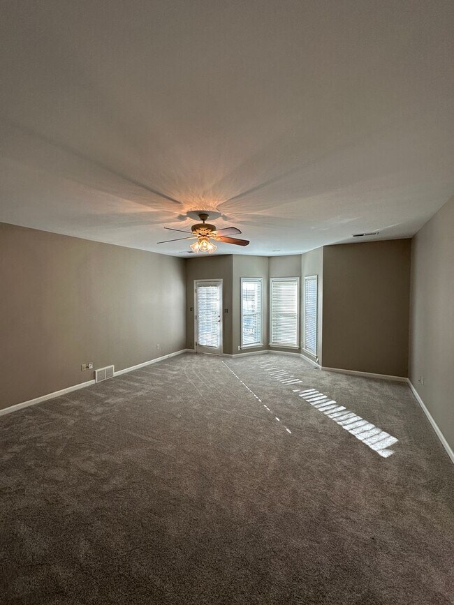 Building Photo - Elegant 4 BR w/POOL MAINTENANCE INCLUDED near Cherokee Valley Golf Club