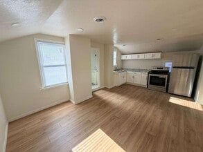 Building Photo - 653 W Bruce St