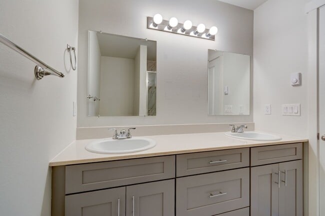 Building Photo - 3 Bedroom/2 Bath townhouse in Kettlecove community
