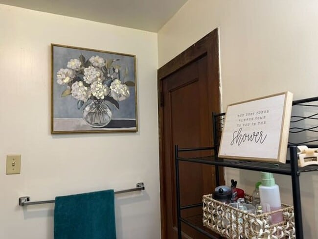 Building Photo - 4 Bedroom Townhome Across Street from JMU