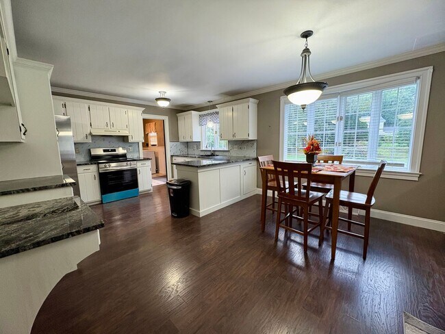 Building Photo - 4 Bedroom Single Family Home Available in ...