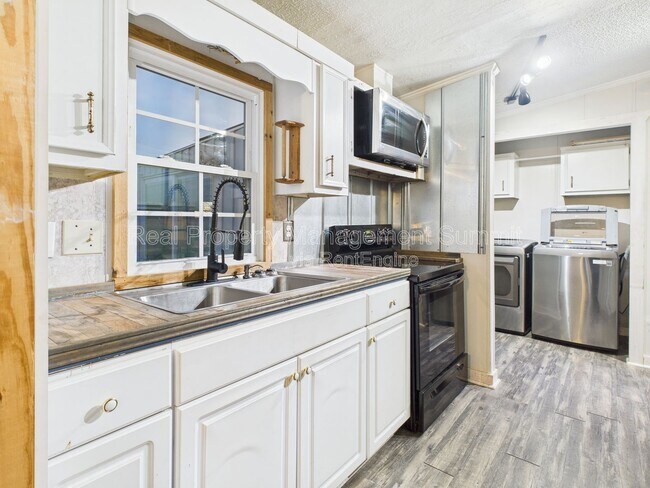 Building Photo - 15 Hayfield Ln