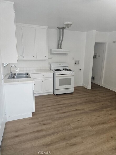 Building Photo - 1814 W Houston Ave