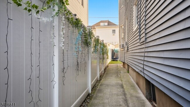 Building Photo - 59 Ellington St