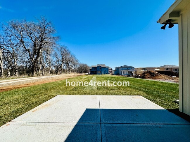 Building Photo - Nearly New Luxury Home in Blue Valley Schools!