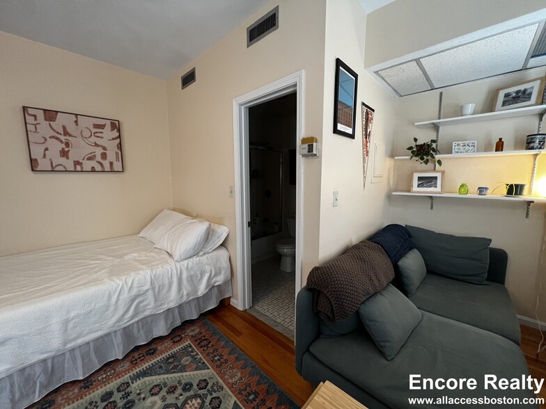 Building Photo - 92 Gordon St