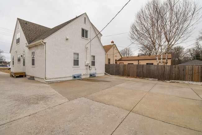 Building Photo - Cozy & Fully Furnished 1-Bedroom Near Sanf...