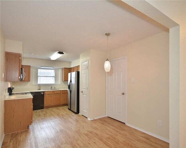 Building Photo - Charming 3 Bed 2 Bath Home in West Fort Worth