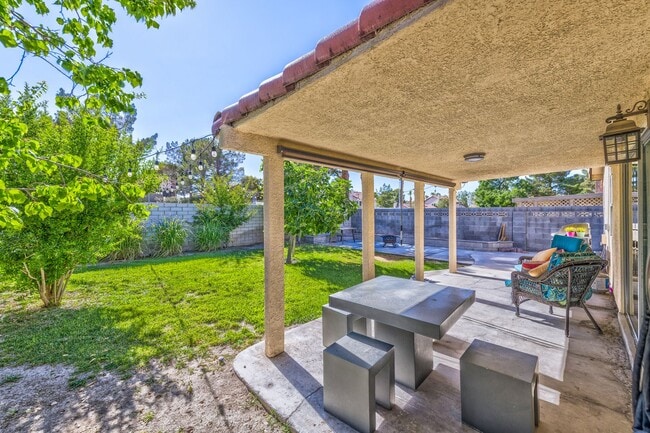 Building Photo - 640 Whispering Palms Dr