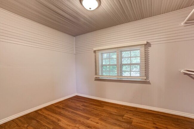Building Photo - 3/2.5 Dream Home With Lots Of Charm