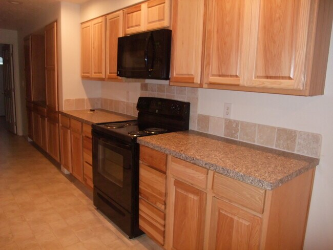 Building Photo - Very Nice Clean Updated Home in Lebanon