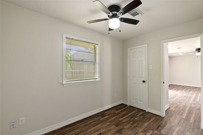 Building Photo - 1622 Hollow Hook Rd
