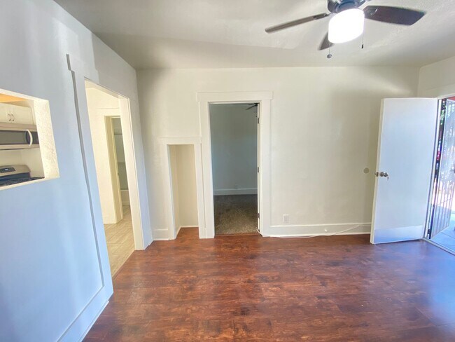 Building Photo - 132-134 West Valencia Dr