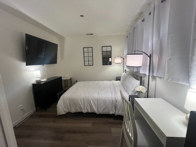 Building Photo - 7327 Sovereign Ct