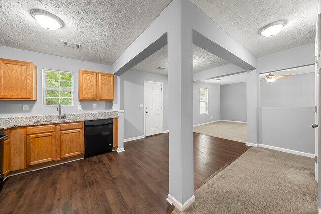 Building Photo - 1526 Venetian Dr SW