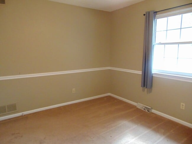 Building Photo - Inviting 3 Bed 2 Bath House