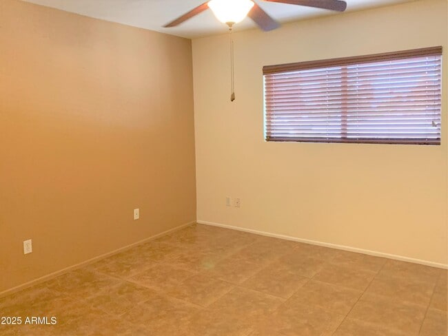 Building Photo - 933 E Lodge Dr