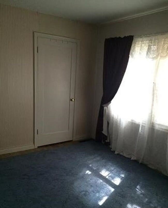 Building Photo - CLOSE TO UNR - HARDWOOD FLOORS - FENCED BA...