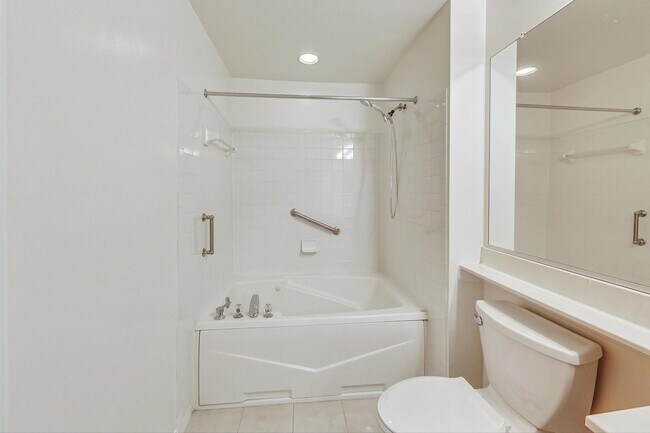 Building Photo - Renovated 2BD/2BA with 1 Reserved Parking ...