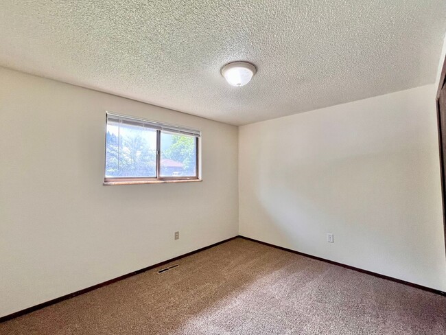 Building Photo - 2 Bedroom, 1 Bath Ranch Duplex, with attached 1 Car Garage in Loveland, CO