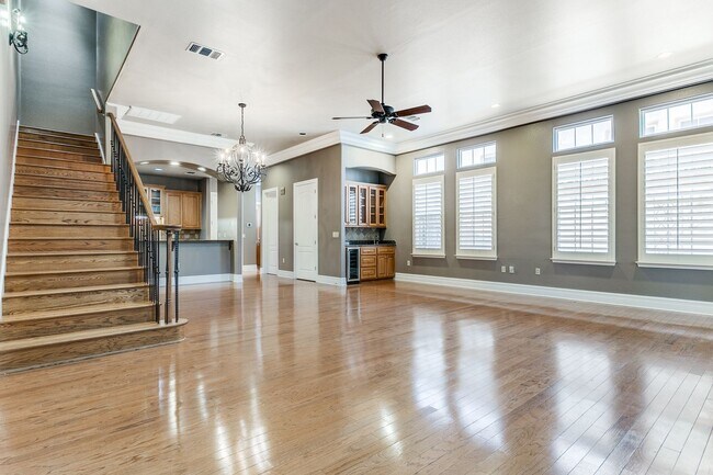 Building Photo - LUXURY 3-BEDROOM TOWNHOME IN ALAMO HEIGHTS