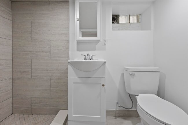 Building Photo - 676 Chestnut St