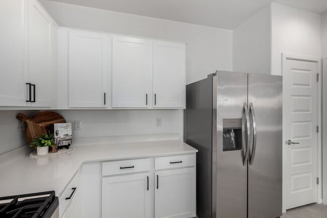 Building Photo - Charming 3-Bed Rental with Spacious Yard