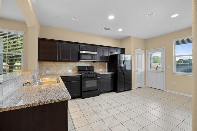 Building Photo - 2880 Donnell Dr