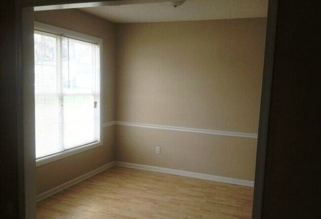 Building Photo - COMING SOON 3 BEDS/2 BATHS!