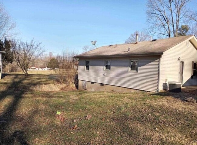 Building Photo - Comfy 2 Bedroom, 1 Bath House located in R...