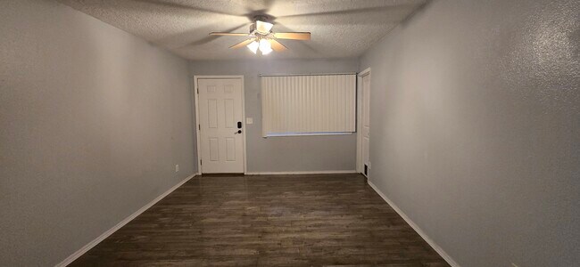 Building Photo - Ash