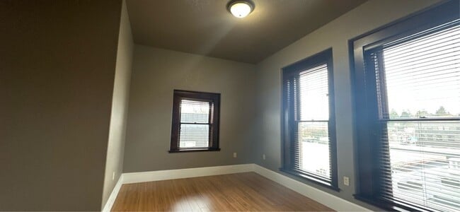 Building Photo - 201 E Main St