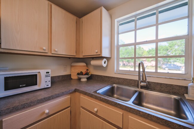 Building Photo - 1752 Banyan Dr
