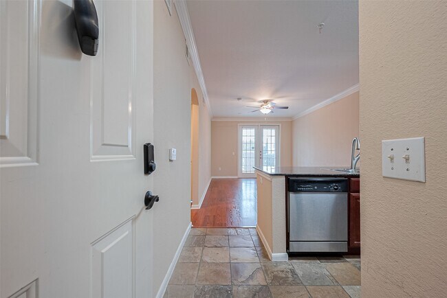 Building Photo - 7575 Kirby Dr