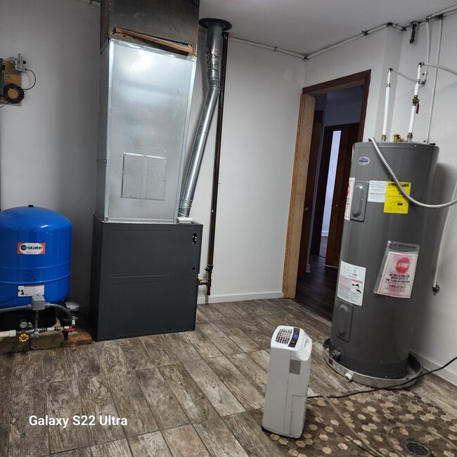 Utility room with washer/dryer hook-up - 844 Mayflower Dr