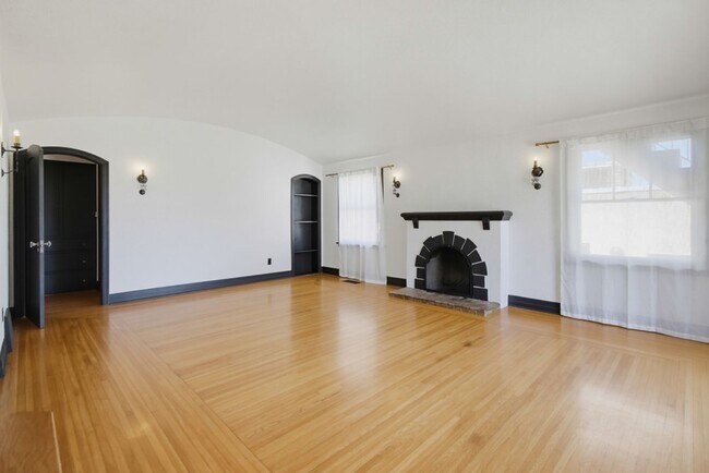 Building Photo - Historic Charm Meets Modern Living – Stunning 5 Bedroom Home on Iconic Myrtle Avenue