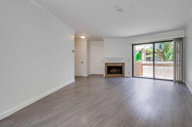 Building Photo - Spacious La Jolla Townhome in Desirable Wo...