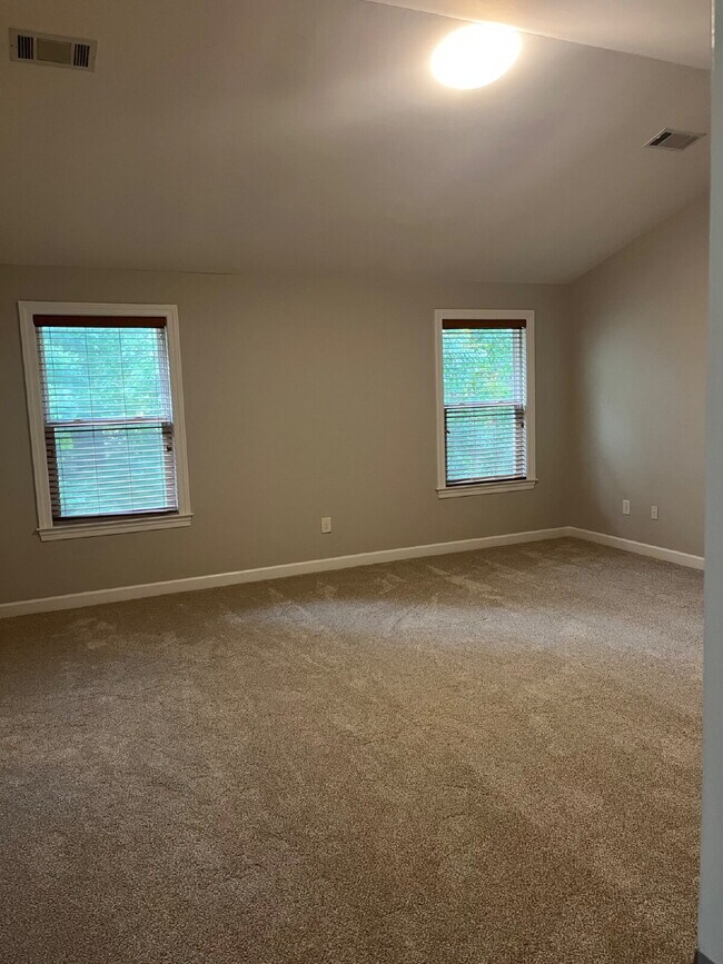 Building Photo - "Charming 4-Bed Home in Mt. Juliet's Sterl...