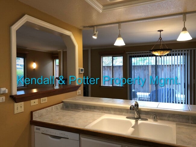 Building Photo - Spacious 3 bed/2.5 bath End Unit Townhome ...