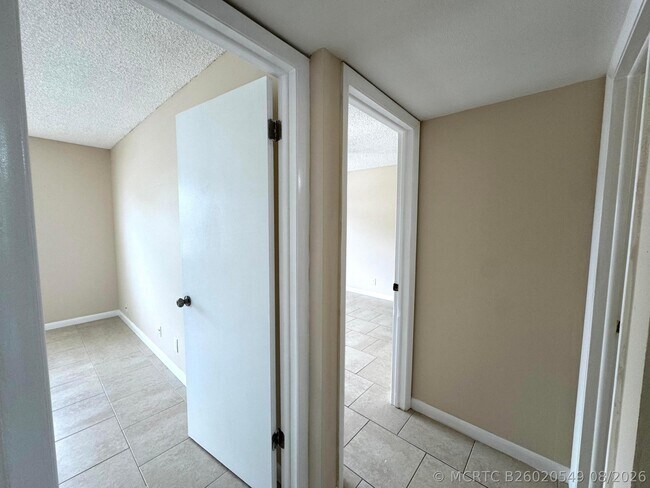 Building Photo - 900 Normandy Ln