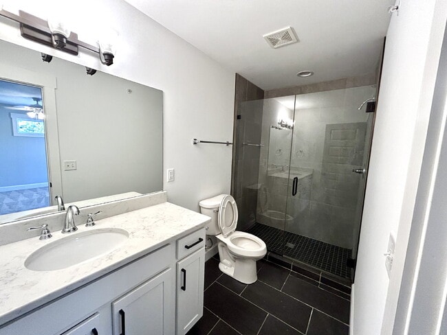 Building Photo - Modern 3-Bedroom 3-Story Apartment with a ...