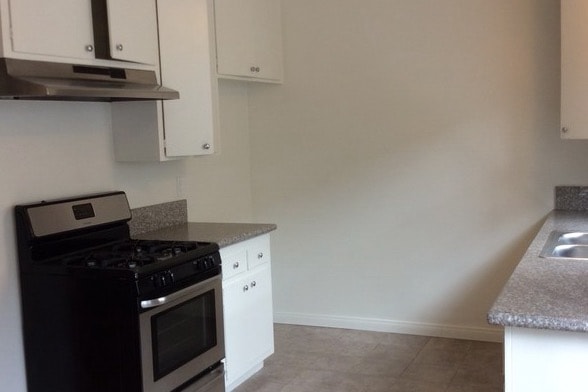 Stainless steel stove - 432 W Stocker St