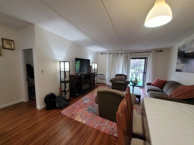 Building Photo - 80 N Warren St